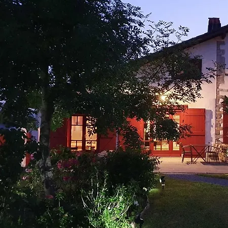 לינה וארוחת בוקר La Ferme D'ika 3*