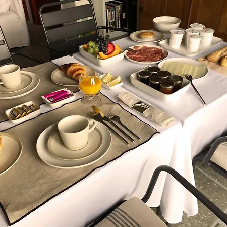 לינה וארוחת בוקר La Ferme D'ika 3*